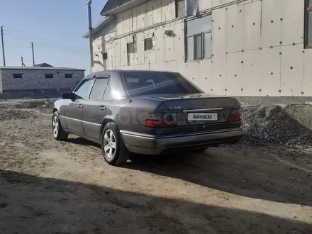 Mercedes-Benz E 220 1994 года за 2 000 000 тг. в Байконыр – фото 6