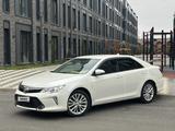 Toyota Camry 2017 года за 10 900 000 тг. в Атырау