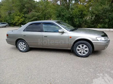 Toyota Camry 1998 года за 3 200 000 тг. в Актобе – фото 2