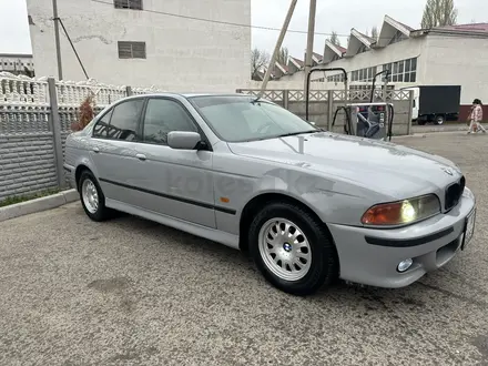 BMW 528 1998 года за 2 860 000 тг. в Тараз – фото 2
