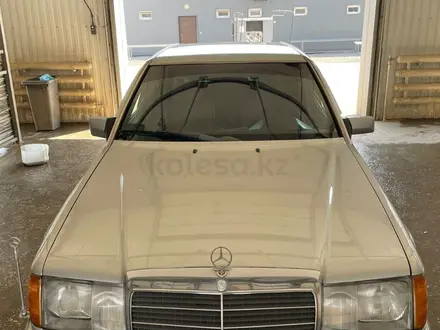 Mercedes-Benz E 220 1993 года за 2 300 000 тг. в Актобе – фото 7