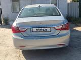 Hyundai Sonata 2011 годаfor4 800 000 тг. в Атырау – фото 2