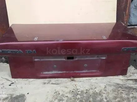 Крышка багажника Opel Vectra за 10 000 тг. в Петропавловск