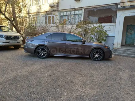 Toyota Camry 2023 года за 14 000 000 тг. в Атырау – фото 2