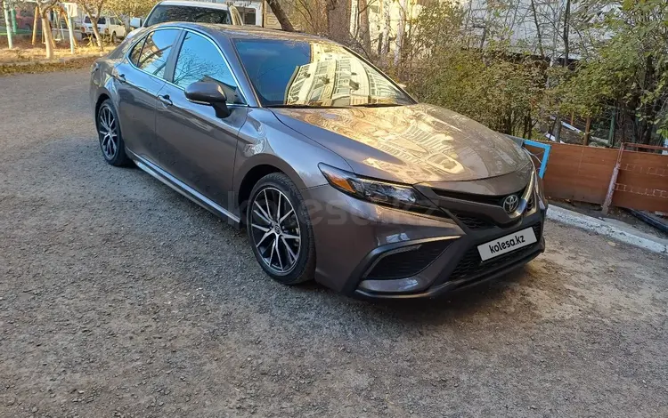 Toyota Camry 2023 года за 14 000 000 тг. в Атырау
