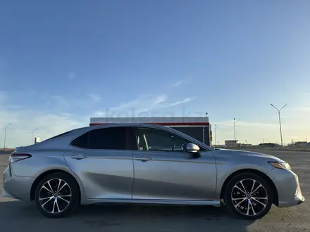 Toyota Camry 2019 года за 10 000 000 тг. в Атырау – фото 3