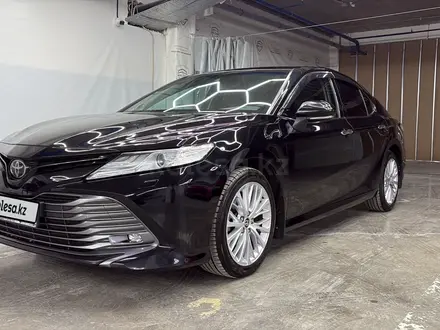 Toyota Camry 2020 года за 13 000 000 тг. в Астана – фото 2