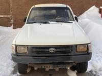 Toyota Hilux 2001 года за 2 200 000 тг. в Астана