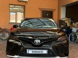 Toyota Camry 2018 года за 11 500 000 тг. в Аральск – фото 2
