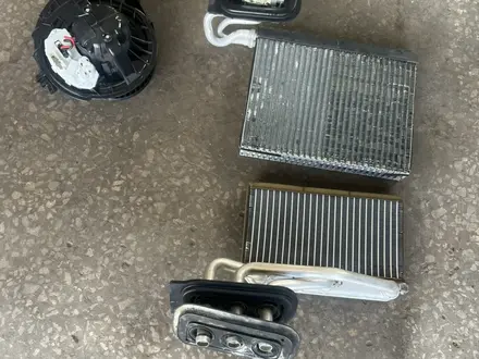 Радиатор печки радиатор кондиционера бмв Х6 Е71 за 25 000 тг. в Караганда