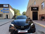 Toyota Camry 2022 года за 15 500 000 тг. в Актобе – фото 2