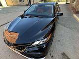 Toyota Camry 2022 года за 15 500 000 тг. в Актобе – фото 3