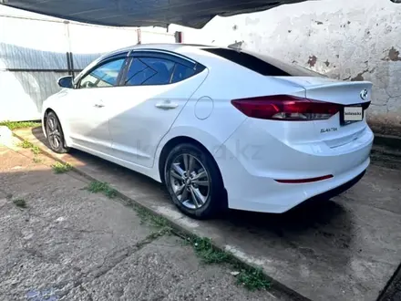 Hyundai Elantra 2017 года за 4 700 000 тг. в Уральск – фото 3