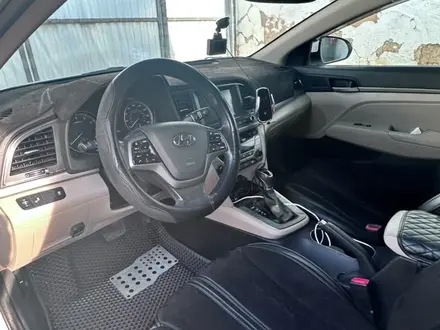 Hyundai Elantra 2017 года за 4 700 000 тг. в Уральск – фото 7