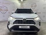 Toyota RAV4 2021 года за 15 600 000 тг. в Астана – фото 2