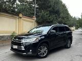 Toyota Highlander 2018 года за 14 500 000 тг. в Алматы – фото 2