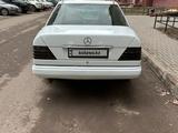 Mercedes-Benz E 220 1993 года за 2 500 000 тг. в Караганда – фото 2