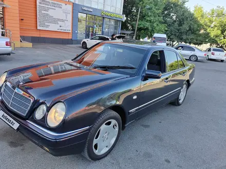 Mercedes-Benz E 320 1998 года за 4 350 000 тг. в Шымкент – фото 2