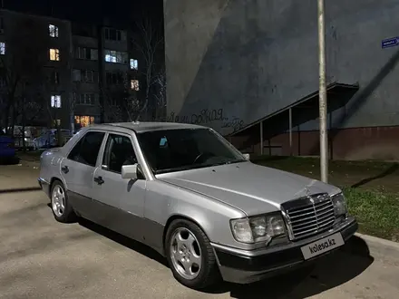 Mercedes-Benz E 220 1991 года за 2 100 000 тг. в Шымкент – фото 2