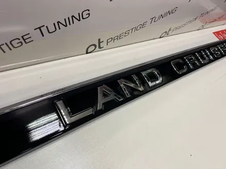 Задняя накладка на багажник на Land Cruiser 100 (черный цвет) за 25 000 тг. в Актау – фото 4