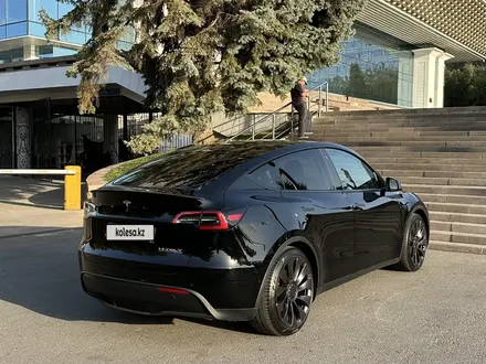 Tesla Model Y 2022 года за 23 000 000 тг. в Алматы – фото 2