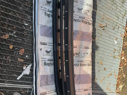 Оригинальная передняя решетка бампера Highlander 2020- за 100 000 тг. в Алматы