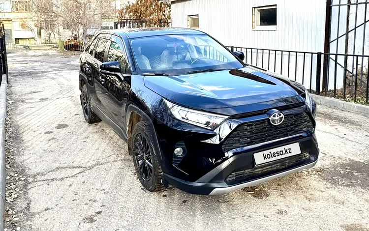 Toyota RAV4 2021 года за 17 200 000 тг. в Актобе