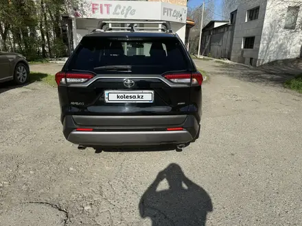 Toyota RAV4 2021 года за 13 900 000 тг. в Алматы – фото 4