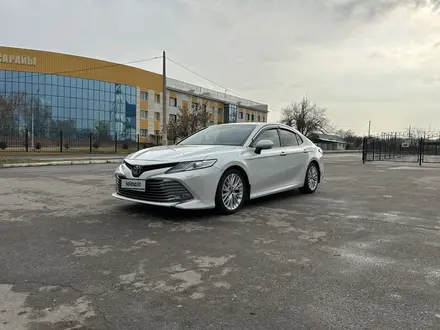 Toyota Camry 2019 года за 14 500 000 тг. в Алматы – фото 2