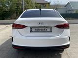 Hyundai Accent 2022 года за 8 990 000 тг. в Актобе – фото 5