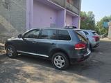Volkswagen Touareg 2004 года за 3 200 000 тг. в Усть-Каменогорск – фото 2