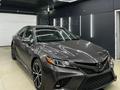 Toyota Camry 2018 года за 8 000 000 тг. в Актобе – фото 2