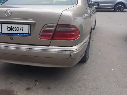 Mercedes-Benz E 320 2000 года за 3 900 000 тг. в Караганда – фото 2