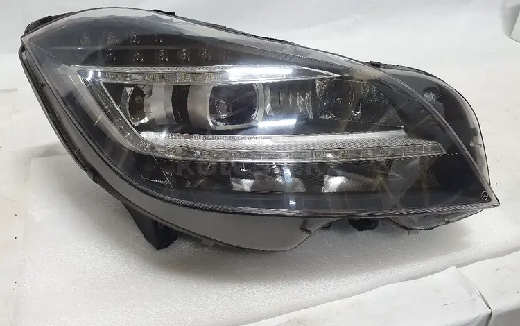 Передняя правая фара на Mercedes-Benz Cls за 450 000 тг. в Алматы