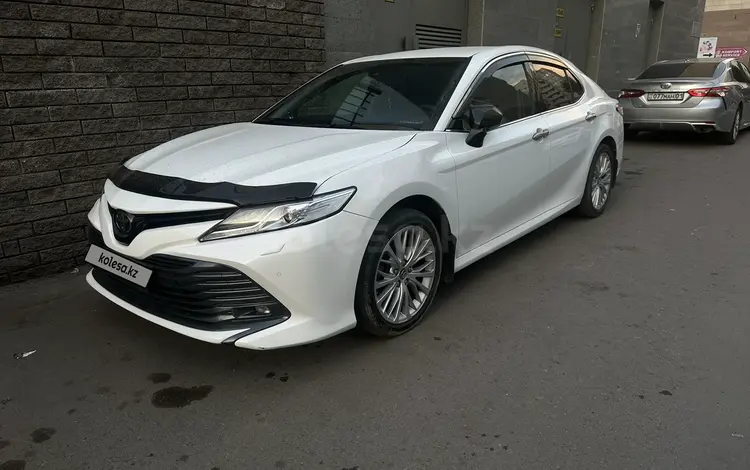 Toyota Camry 2018 года за 14 000 000 тг. в Астана