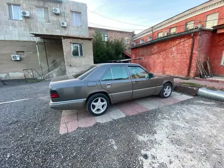 Mercedes-Benz E 200 1990 года за 1 500 000 тг. в Караганда – фото 5