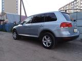 Volkswagen Touareg 2005 года за 4 500 000 тг. в Астана – фото 2