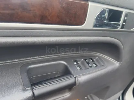 Volkswagen Touareg 2004 года за 3 899 999 тг. в Астана – фото 16