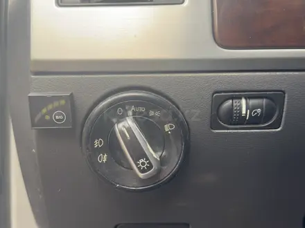 Volkswagen Touareg 2004 года за 3 899 999 тг. в Астана – фото 17