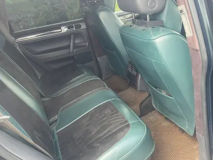 Volkswagen Touareg 2004 года за 3 899 999 тг. в Астана – фото 24