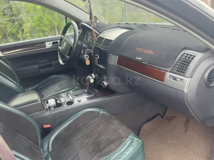 Volkswagen Touareg 2004 года за 3 899 999 тг. в Астана – фото 26