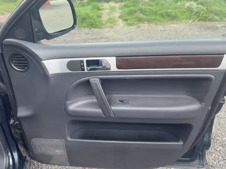 Volkswagen Touareg 2004 года за 3 899 999 тг. в Астана – фото 25