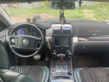 Volkswagen Touareg 2004 года за 3 899 999 тг. в Астана – фото 27