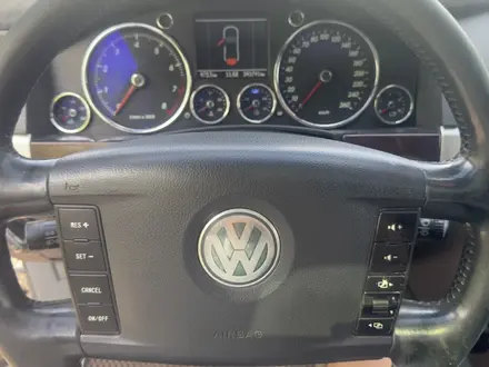 Volkswagen Touareg 2004 года за 3 899 999 тг. в Астана – фото 29