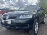 Volkswagen Touareg 2004 года за 3 899 999 тг. в Астана – фото 2