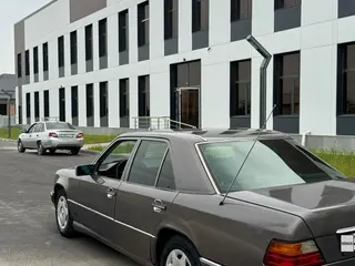 Mercedes-Benz E 230