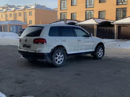 Volkswagen Touareg 2005 года за 2 100 000 тг. в Кокшетау – фото 9