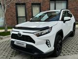 Toyota RAV4 2021 года за 15 300 000 тг. в Алматы – фото 2