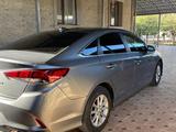 Hyundai Sonata 2017 годаfor8 000 000 тг. в Шымкент – фото 2