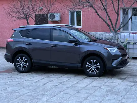 Toyota RAV4 2017 года за 8 800 000 тг. в Жанаозен